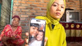 Keluarga Menunjukkan Potret Aldelia Rahma (Viva.co.id/IW Grafis)