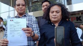 Deolipa Yumara (sebelah kanan) saat melaporkan Jampidsus Kejagung ke KPK (Sumber: RMOL)