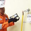 Petugas memeriksa jaringan gas Sambungan Rumah Tangga (SR) (Kementerian ESDM).