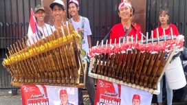 Relawan Mas Tri Bersama Pemain Angklung (Istimewa)