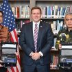 Direktur INL Kedutaan Besar AS di Jakarta Kenneth Zurcher (tengah), Deputi Bidang Hukum dan Kerja Sama Badan Narkotika Nasional (BNN) Agus Irianto (kanan), dan Wakil Direktur Direktorat Jenderal Bea dan Cukai (DJBC) M. Rizki Baidillah (kiri) menunjukkan alat deteksi narkotika TruNarc Handheld Narcotics Analyzers. (Foto oleh: Budi Sudarmo/Kedubes AS Jakarta)