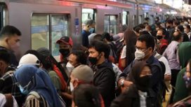 Suasana penumpang KRL di Stasiun Tanah Abang, Jakarta (Foto: Dery Ridwansah/ JawaPos.com).