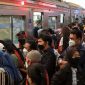 Suasana penumpang KRL di Stasiun Tanah Abang, Jakarta (Foto: Dery Ridwansah/ JawaPos.com).
