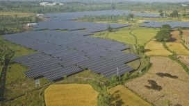 Foto udara kawasan Pembangkit Listrik Tenaga Surya (PLTS) di Desa Sengkol,  Lombok Tengah, NTB, Sabtu (5/3/2022). (ANTARA FOTO/Ahmad Subaidi/YU).