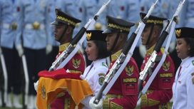 Tim Paskibraka Membawa Bendera di Upacara 17 Agustus di IKN (AP Photo)