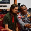 Philip Mark Mehrtens bersama Aparat (Doc. Satgas Cartenz)