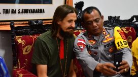 Philip Mark Mehrtens bersama Aparat (Doc. Satgas Cartenz)