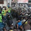 Pihak Polrestabes Semarang, masih melakukan inventarisasi korban demo Jateng Bergerak, di Balai Kota Semarang, Senin (26/8). (Nur Chamim/Jawa Pos Radar Semarang).