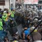 Pihak Polrestabes Semarang, masih melakukan inventarisasi korban demo Jateng Bergerak, di Balai Kota Semarang, Senin (26/8). (Nur Chamim/Jawa Pos Radar Semarang)