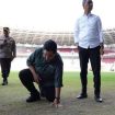 Ketum PSSI, Erick Thohir mengecek rumpu stadion GBK.
