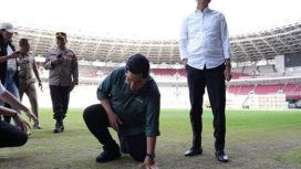 Ketum PSSI, Erick Thohir mengecek rumpu stadion GBK.