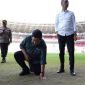 Ketum PSSI, Erick Thohir mengecek rumpu stadion GBK.