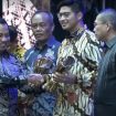 Tri Winarno menyerahkan penghargaan Tamasya Award 2023 kepada Manager Corporate Social Responsibility PT GKP Alexander Lieman di Hotel Bidakara, Jakarta Pusat, Jumat (8/12/2023) (DOK. GKP)
