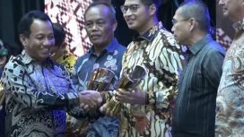 Tri Winarno menyerahkan penghargaan Tamasya Award 2023 kepada Manager Corporate Social Responsibility PT GKP Alexander Lieman di Hotel Bidakara, Jakarta Pusat, Jumat (8/12/2023) (DOK. GKP)