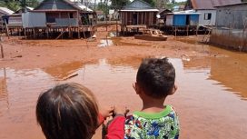 Air tercemar di Sulawesi karena tambang nikel. (Sumber: mongabay.co.id)