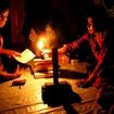 Ilustrasi keluarga pakai lilin untuk penerangan.
