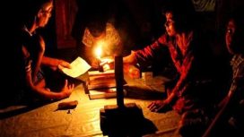Ilustrasi keluarga pakai lilin untuk penerangan.