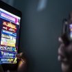 Ilustrasi Warga Bermain Judi Online (Doc. ANTARA Foto)