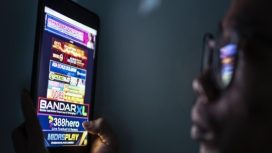 Ilustrasi Warga Bermain Judi Online (Doc. ANTARA Foto)
