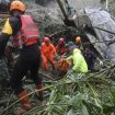 Bencana di Deli Serdang longsor & banjir. Petugas tim SAR gabungan mengevakuasi korban dan puing-puing yang berserakan akibat longsor yang menutup jalan jalur Medan-Kabupaten Karo di Deli Serdang, Sumatera Utara, Kamis, 28/11/2024. (AP Photo/Binsar Bakkara)