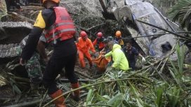Bencana di Deli Serdang longsor & banjir. Petugas tim SAR gabungan mengevakuasi korban dan puing-puing yang berserakan akibat longsor yang menutup jalan jalur Medan-Kabupaten Karo di Deli Serdang, Sumatera Utara, Kamis, 28/11/2024. (AP Photo/Binsar Bakkara)