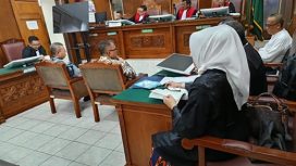 Ahli Hukum Pidana Prof. Dr. H. Elwi Danil, SH, MH, dan Ahli Hukum Perdata Prof. Rumainur, S.H., M.H., Ph.D., memberikan keterangan ahli, Senin (11/11/2024) di PN Jakarta Selatan.