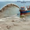 Kapal sedot pasir laut.
