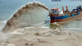 Kapal sedot pasir laut.