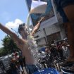 Peternak sapi perah dan pengepul susu di Boyolali memprotes pembatasan kuota susu lokal dengan menggelar aksi mandi susu. (Foto: ANTARA FOTO/Aloysius Jarot Nugroho)