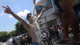 Peternak sapi perah dan pengepul susu di Boyolali memprotes pembatasan kuota susu lokal dengan menggelar aksi mandi susu. (Foto: ANTARA FOTO/Aloysius Jarot Nugroho)