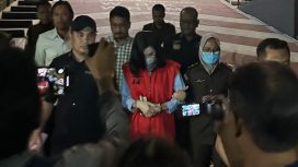 Ibu Ronald Tannur, Meirizka usai ditetapkan sebagai tersangka. Kejagung periksa Direktur PT Golden Trimulia Valasindo, PW, untuk membongkar suap pengurusan putusan Ronald Tannur. (Indonesiawatch.id/Dok. Kejagung)