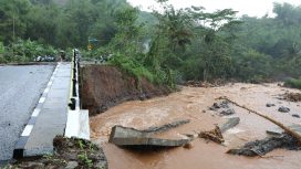 Jembatan di Kecamatan Simpenan terputus akibat banjir di Sukabumi, Jabar. (Indonesiawatch.id/Dok. BNPB)