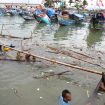 Sejumlah nelayan sedang merapikan kapal pascabanjir di Sukabumi. (Indonesiawatch.id/Dok. BNPB)