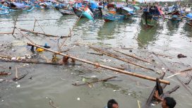 Sejumlah nelayan sedang merapikan kapal pascabanjir di Sukabumi. (Indonesiawatch.id/Dok. BNPB)