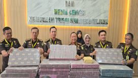 Uang ratusan miliar dari Rp1 triliun lebih yang disita Kejagung yang penyitaannya dipraperadilan oleh 7 tersangka korporasi hingga pemilik PT Duta Palma Group. (Indonesiawatch.id/Dok. Kejagung)