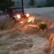 Mobil berupaya menembus derasnya banjir. BNPB akan melakukan operasi modifikasi cuaca untuk mengurangi potensi banjir di Sukabumi, Jabar. (Indonesiawatch.id/Ist)