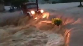 Mobil berupaya menembus derasnya banjir. BNPB akan melakukan operasi modifikasi cuaca untuk mengurangi potensi banjir di Sukabumi, Jabar. (Indonesiawatch.id/Ist)