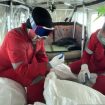 Petugas dalam pesawat tengah mempersiapkan material untuk melakukan modifikasi cuaca. (Indonesiawath.id/Dok. BNPB)
