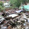 Rumah rusak akibat pergerakan tanah di Desa Linggamanik, Kecamatan Bantargadung, Kabupaten Sukabumi, Jabar, Selasa (10/12). Pemrintah siapkab pos pengungsian terpusat di Bantargadung. (Indonesiawatch.id/Dok. BNPB)