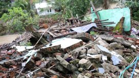 Rumah rusak akibat pergerakan tanah di Desa Linggamanik, Kecamatan Bantargadung, Kabupaten Sukabumi, Jabar, Selasa (10/12). Pemrintah siapkab pos pengungsian terpusat di Bantargadung. (Indonesiawatch.id/Dok. BNPB)
