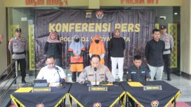 Konferensi pers Polda DIY mengenai dua bidan menjual 66 bayi ke berbagai kota dengan modus adopsi. (Indonesiawatch.id/Dok. Polda DIY)