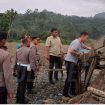 Sejumlah anggota Polres Madina menghancurkan peralatan penambangan emas ilegal di Kotanopan, Madina, Sumut. (Indonesiawatch.id/Ist)