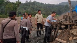 Sejumlah anggota Polres Madina menghancurkan peralatan penambangan emas ilegal di Kotanopan, Madina, Sumut. (Indonesiawatch.id/Ist)