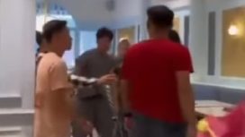 Tangkapan layar video pemukulan diduga terhadap dokter muda. (Indonesiawatch.id/Ist)