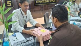JPU menyerahkan berkas perkara 3 hakim PN Surabaya di PN Tipikor Jakarta untuk disidangkan. (Indonesiawatch.id/Dok. Kejagung)