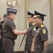 Jaksa Agung ST Burhanuddin melantik Jamwas Rudi Margono dan Kabadiklat Kejaksaan RI Leonard Eben Ezer Simanjuntak. (Indonesiawatch.id/Dok. Kejagung)