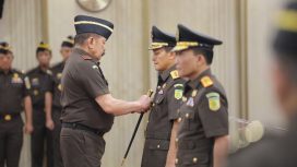 Jaksa Agung ST Burhanuddin melantik Jamwas Rudi Margono dan Kabadiklat Kejaksaan RI Leonard Eben Ezer Simanjuntak. (Indonesiawatch.id/Dok. Kejagung)