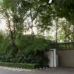 Bagian depan rumah yang disebut terbesar di wilayah Senayan, Jakarta. (Indonesiawatch.id/Ist)
