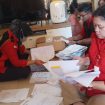Penyidik Kejati Daerah Khusus Jakarta memilah dokumen saat menggeledah di salah satu lokasi terkait korupsi Rp150 miliar di Disbud Jakarta. (Indonesiawatch.id/Dok. Kejati Jakarta)