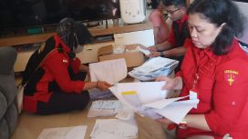 Penyidik Kejati Daerah Khusus Jakarta memilah dokumen saat menggeledah di salah satu lokasi terkait korupsi Rp150 miliar di Disbud Jakarta. (Indonesiawatch.id/Dok. Kejati Jakarta)